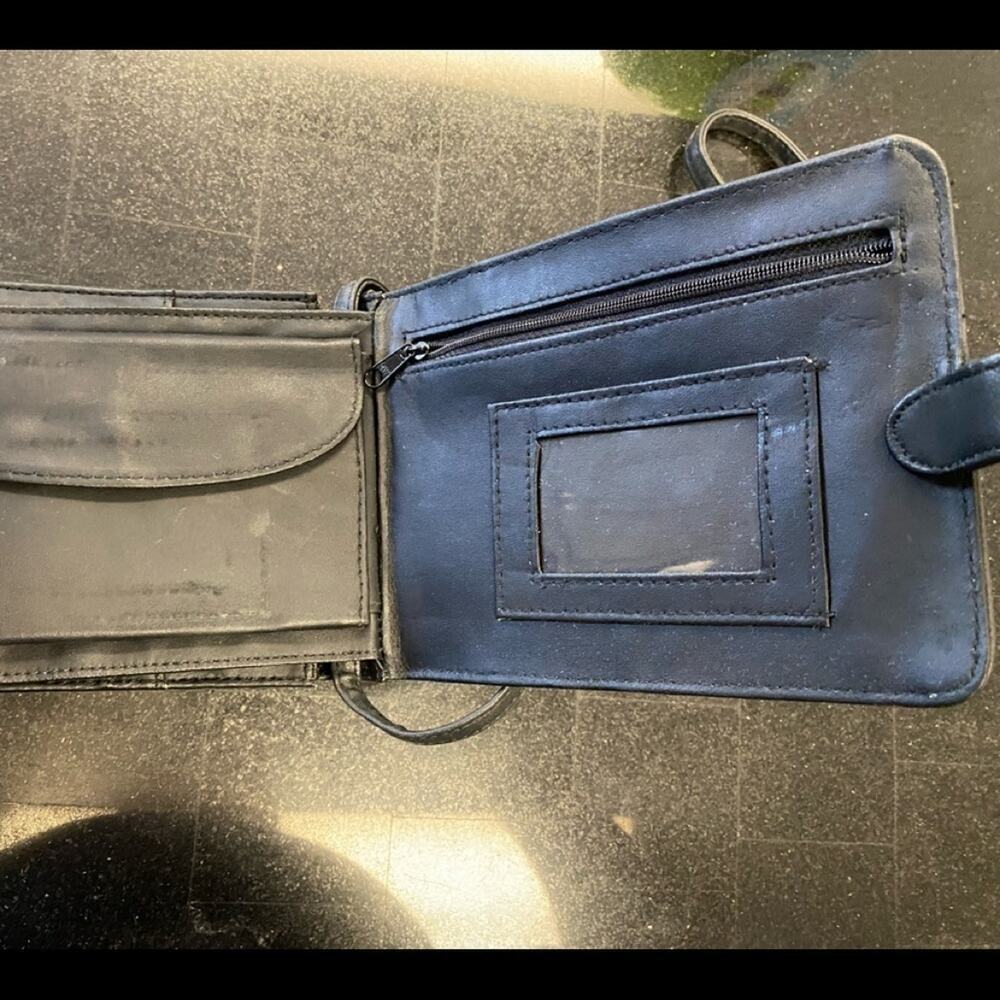 WOMENS CROSSBODY WALLET USED ONCE - Picture 3 of 6